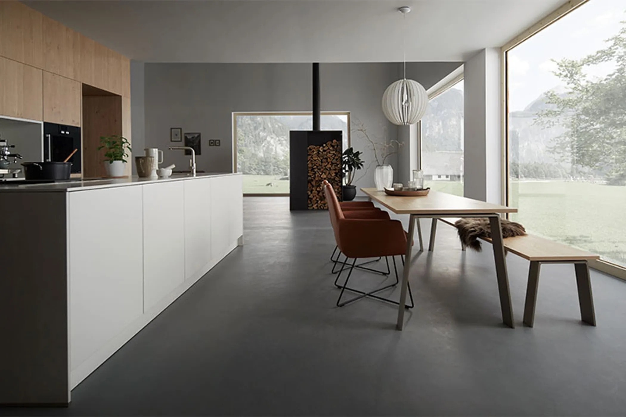 Contur Küche in Weiß mit Holzakzenten und Kaminofen im offenen Wohnraum