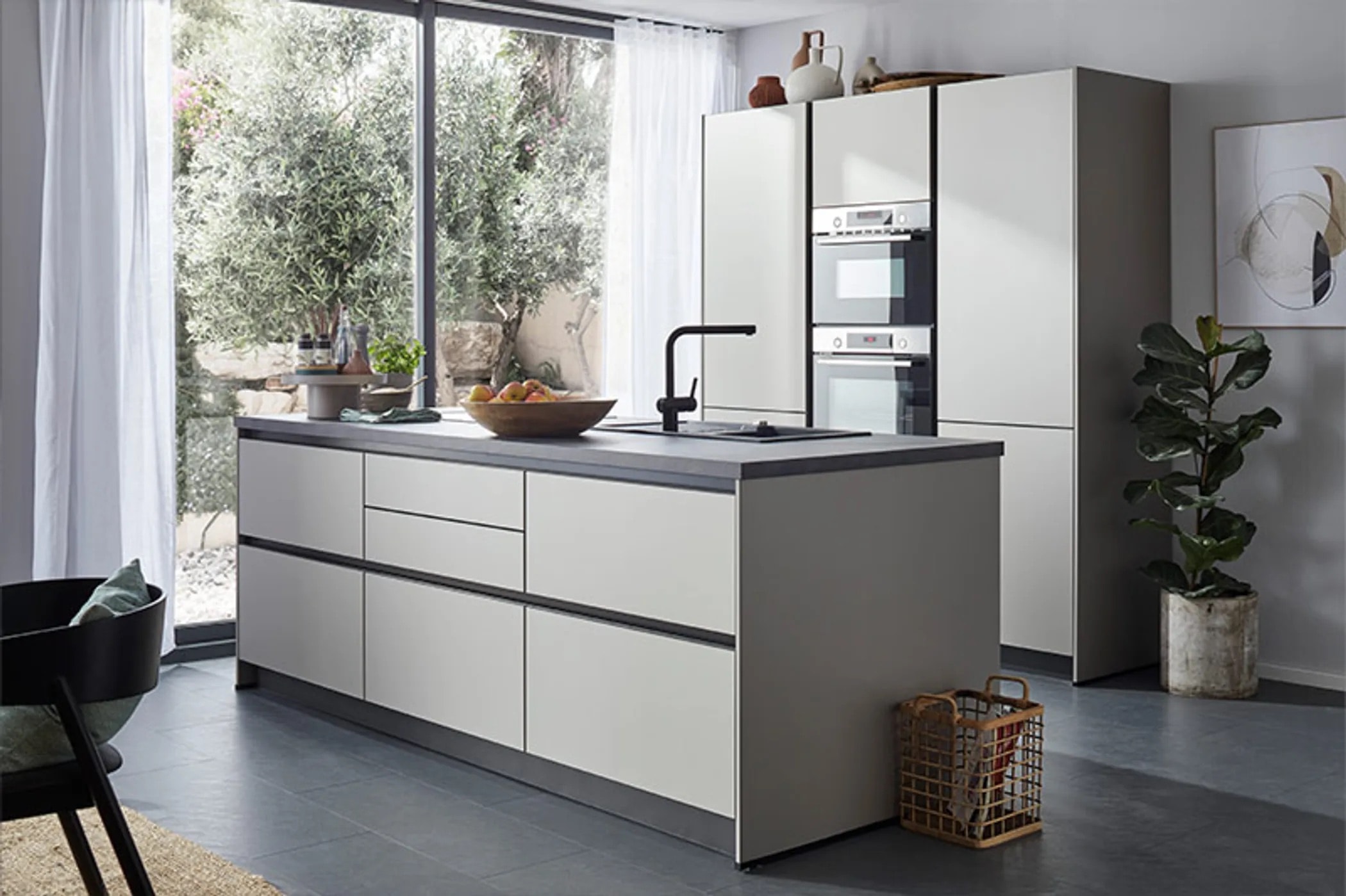 Global moderne Küche in Weiß mit Kochinsel und Blick in den Garten