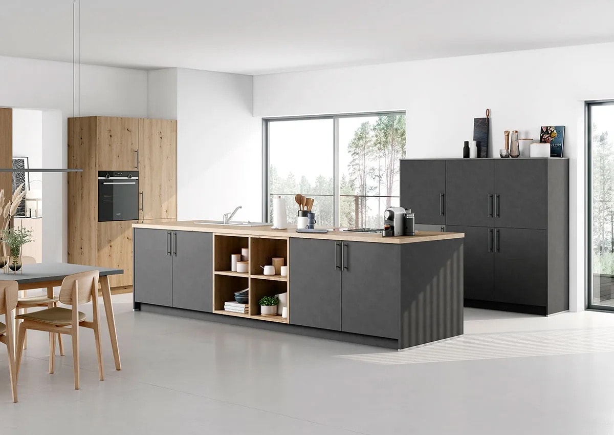 Küche Aktiv Kochinsel in Anthrazit mit Holzakzenten und offenen Regalen