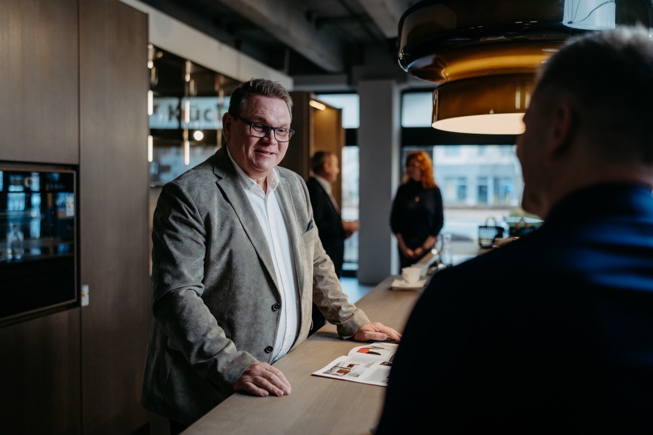 Alwin Justen mit einem Katalog im Showroom