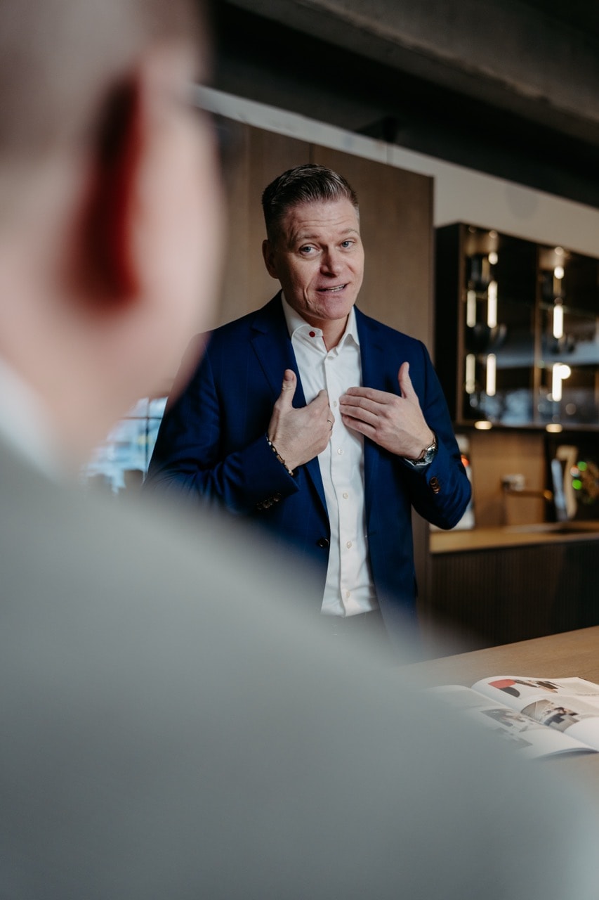 Leif Kania erklärt etwas mit ausdrucksstarker Gestik