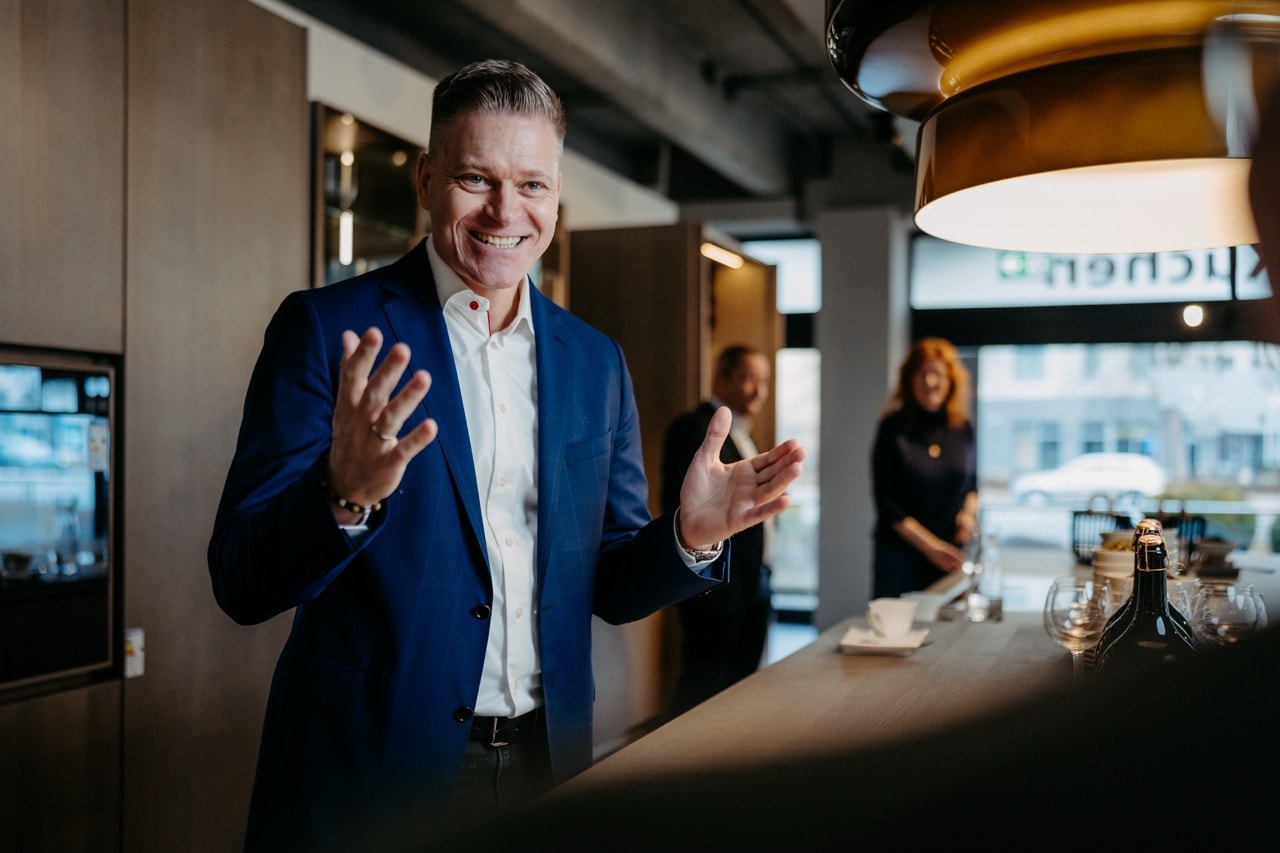 Leif Kania präsentiert lachend