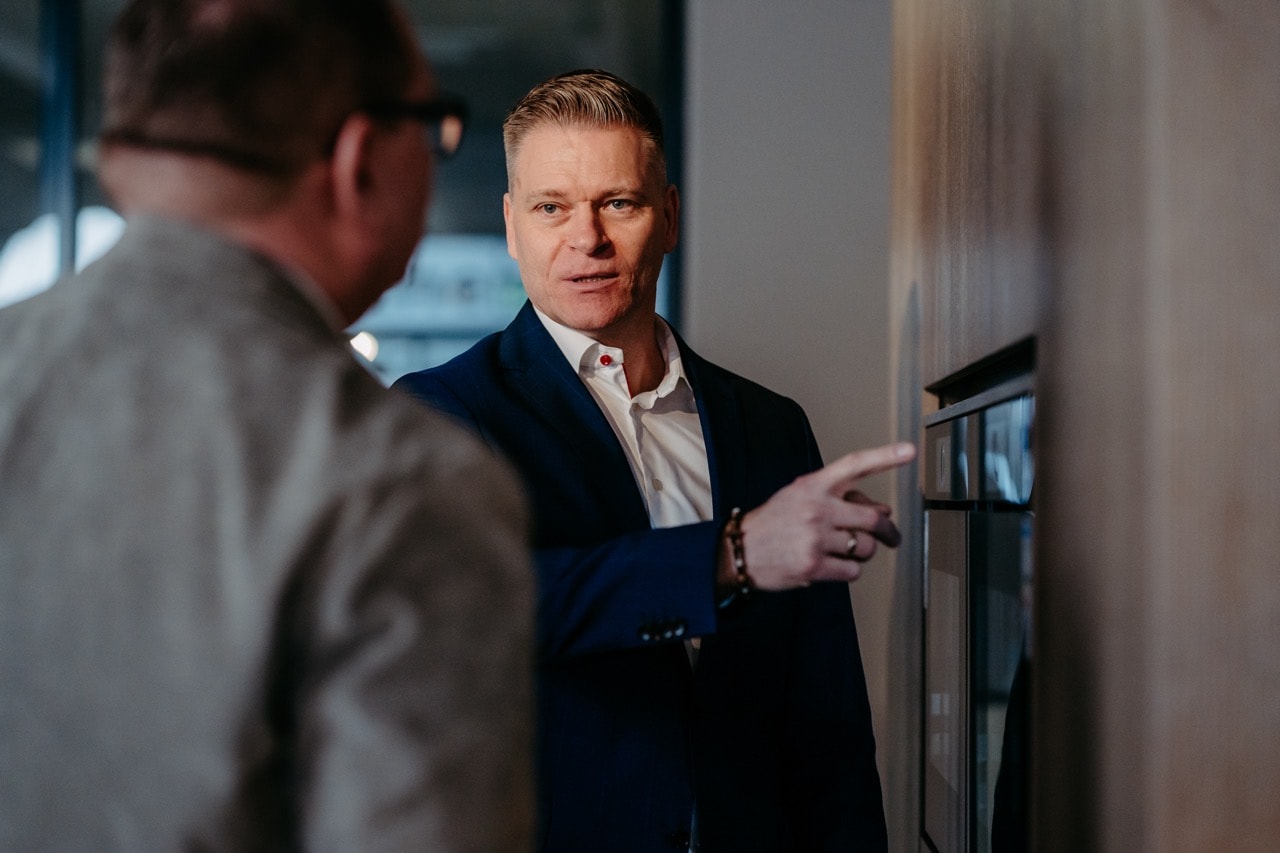 Leif Kania zeigt Alwin Justen etwas auf einem Display