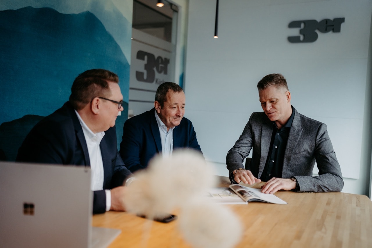 Das KSV-Führungsteam bei einer Katalogbesprechung am Konferenztisch