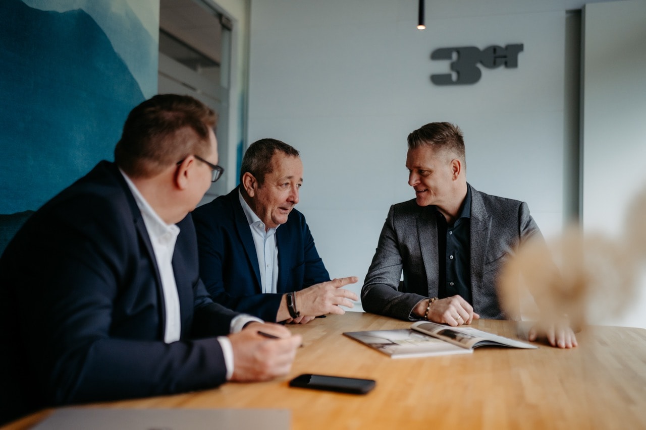 Das KSV-Führungsteam lacht gemeinsam am Konferenztisch