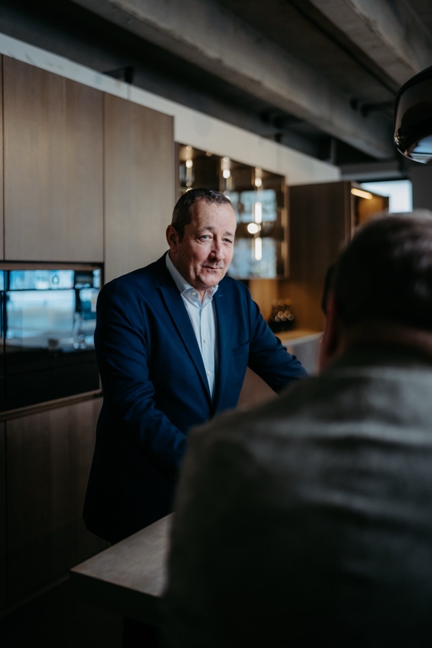 Stefan Tiemann in einem ernsthaften Beratungsgespräch