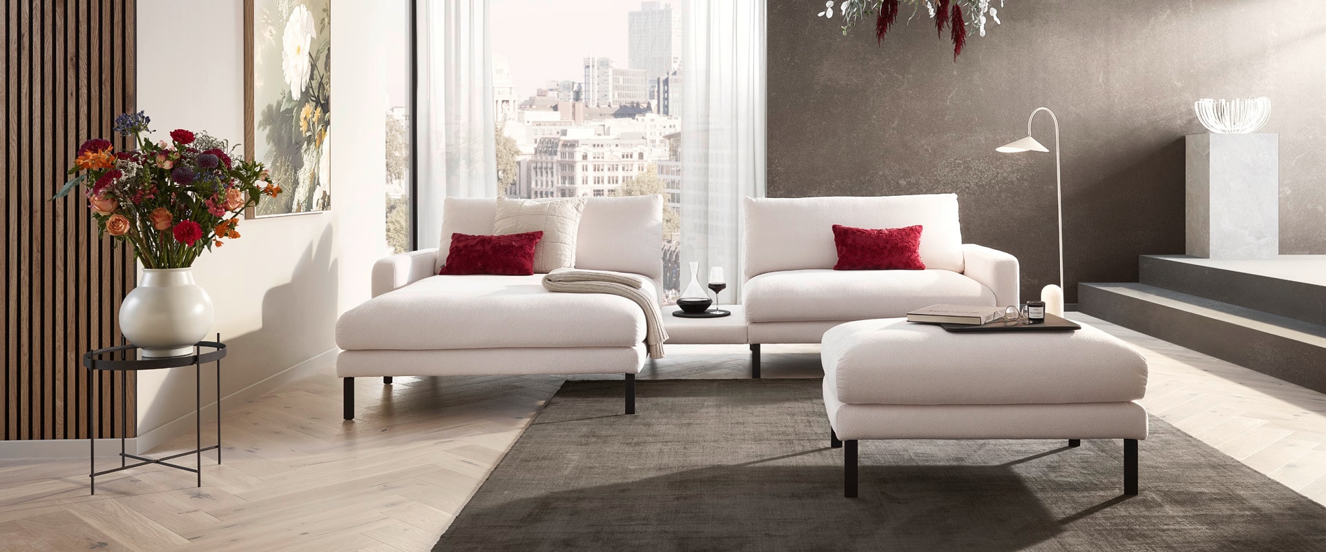 Dietsch Palazzo Livorno Sofa-Landschaft in Weiß mit Hocker in modernem Wohnambiente