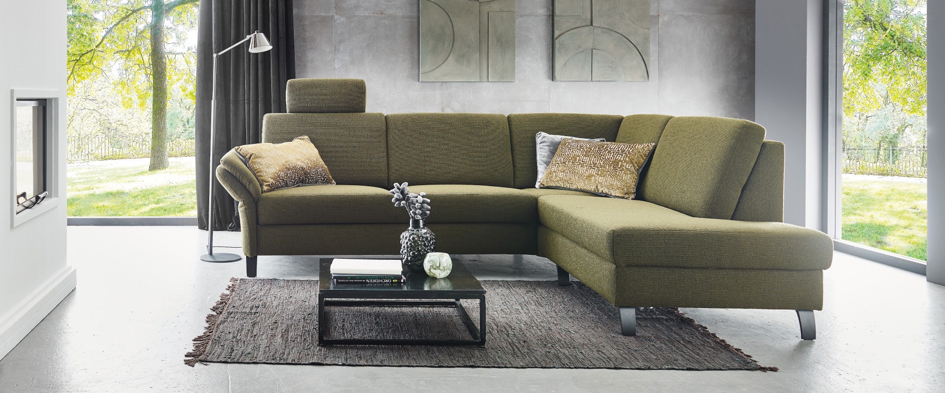 Dietsch Paolo Nero Enjoy Ecksofa in Olivgrün mit Gartenblick