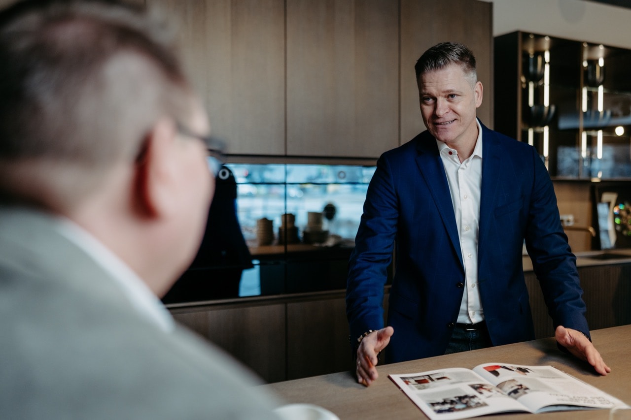 Leif Kania bei einer Katalogbesprechung