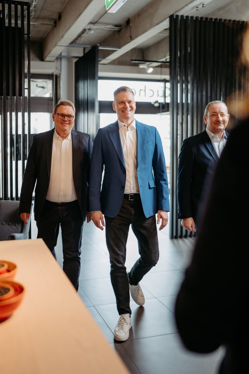 Das KSV-Führungsteam betritt den Showroom